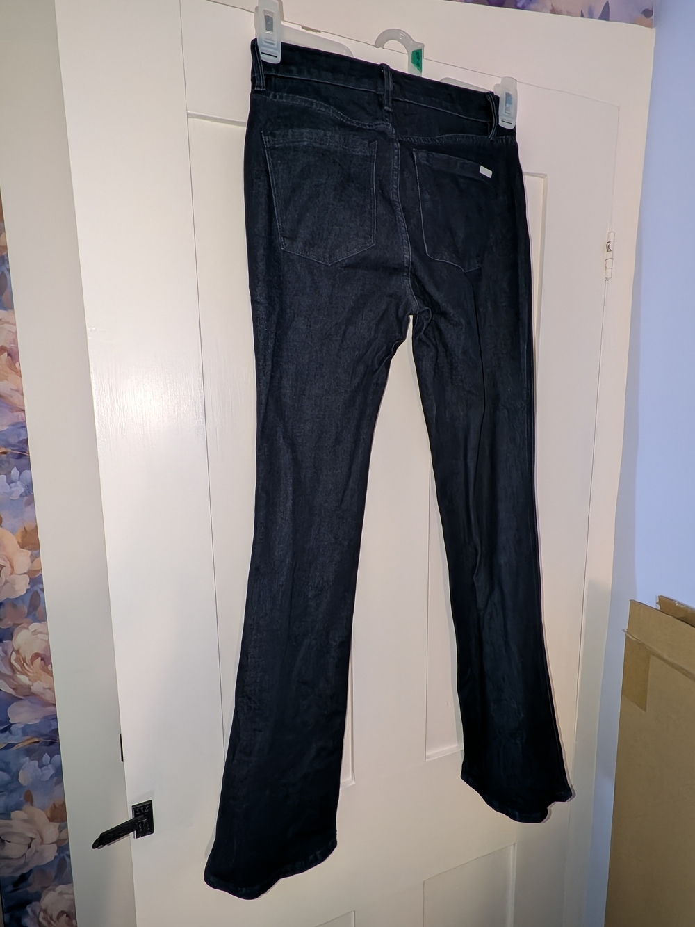 White House Black Market Women's Dark Wash Skinny Jeans - Picture 4 of 6